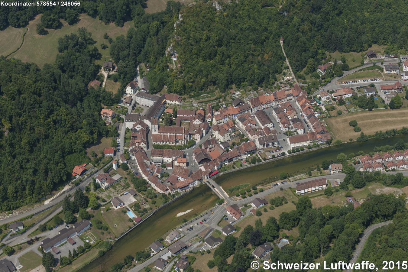 St. Ursanne, historischer Kern. Das Kloster 'Sancti Ursicini' wurde erstmals 849 erwähnt. Im 12. Jhd. wird die Abtei ein Chorherrenstift und gehörte zum Bistum Basel. 1803 wurde das Kloster säkularisiert, die Klosterkirche wurde zur Pfarrkirche. - Am 3. Februar 1977 wurde in der Abtei Saint Ursanne vom Verfassungsrat die Kantonsverfassung des neuen Kantons Jura verabschiedet.